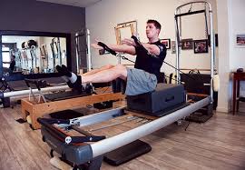 Material respirant, tehnic și elastic. Nascar S Denny Hamlin Preps For Daytona 500 With Pilates Gq