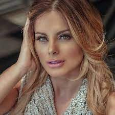 Agora o @mcdonalds_br serve seus sanduíches com alface lisa? Deborah Albuquerque Dehalbuquerque Twitter