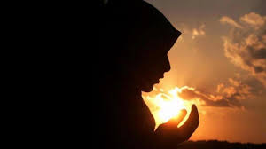Bacaan doa qunut sholat subuh diucapkan di saat masih dalam posisi berdiri setelah membaca bacaan i'tidal. Doa Qunut Solat Subuh Bacaan Rumi Dan Penjelasannya