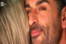 Simone di Pasquale colpito da grave lutto: è morta la mamma/ L'abbraccio in  diretta di Milly Carlucci