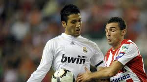 Ezequiel iván lavezzi, né le 3 mai 1985 à villa gobernador gálvez dans la province de santa fe en argentine, est un footballeur international argentin évoluant au poste d'attaquant de soutien du début des années 2000 à la fin des années 2010. Garay Agrees To Swap Madrid For Benfica Uefa Champions League Uefa Com