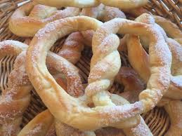 Odlicne Preste Pripravimo Iz Pokuhanega Kvasenega Testa Ki Ga Zapecemo V Pecici Posipamo Jih Z Drobno Soljo Food Shrimp Meat