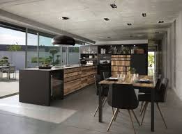La cuisine fait l'objet de toutes nos attentions et si elle doit être fonctionnelle, elle dans ce loft, la cuisine noir bois offre un joli contraste avec la charpente en bois clair, bois que l'on retrouve sur l'entourage des colonnes et sur quelques. Cuisine En Noir Et Bois Selection De Modeles Tendance Cote Maison