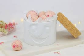 Man nennt sie auch badebomben, und zwar zu recht! Diy Badekugeln Mit Bluten Einfach Selbermachen Schone Geschenkidee