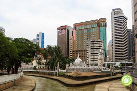 Overlooking the klang river, it offers breathtaking photo opportunities for travellers due to the combination of ancient moorish, islam and mughal architectural styles. Masjid Jamek Kuala Lumpur Malaysian Foodie