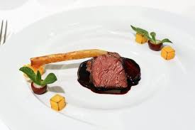 Onglet Vom Wagyu Rind Mit Kurbis Scholes Crostini Und Hibiskusglace Lebensmittel Essen Kurbis Restaurant