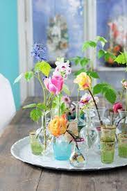 bloementrend voorjaar 2014 een schaal of bord vol met leuke vaasjes gevonden via marktplaats lentebloemen bloemendecoraties bloemstukken
