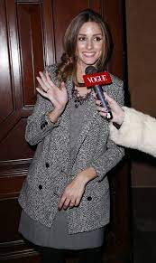 olivia說因為雨天所以穿了男裝剪裁的大衣比較不怕弄濕弄髒 再搭配閃亮大水晶項鍊就有party精神 olivia palermo lookbook olivia palermo fashion