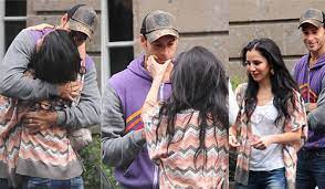 Martha higareda y el boxeador son grandes amigos, pero antes, la protagonista de amar te duele pensaba que saúl canelo álvarez era un narcotraficante. Martha Higareda Beso Abrazo Y Despedida Quien Es El Amigo Carinoso De La Joven Actriz