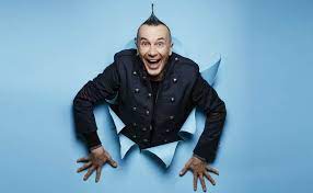 Brachetti, il più grande trasformista italiano, salirà sul palco del teatro lyrick di assisi, martedì 7 e arturo viene catapultato nel deposito bagagli di un aeroporto internazionale colmo di valigie. Arturo Brachetti Il Trasformista Uno Nessuno E Centomila Itrovigo