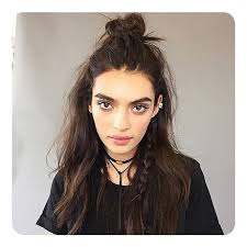 Damit gemeint sind zwei kleine flechtzöpfe, die das gesicht umrahmen. Pin Von Neuebestenfrisur Auf Beliebte Frisuren 90er Frisuren Traumfrisuren Geflochtene Frisuren