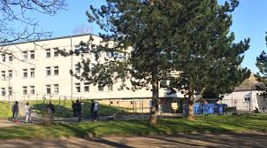 Das hochansteckende virus kann von mensch zu mensch übertragen werden und löst teilweise eine. Half Of Refugees At German Camp Test Covid 19 Positive