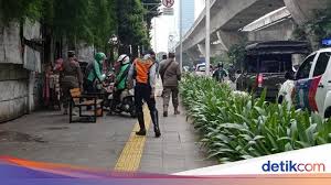 © 2021 gojek gojek adalah merek milik pt aplikasi karya anak bangsa. Ojol Mangkal Di Trotoar Dan Jalanan Stasiun Manggarai Grab Menanggapi