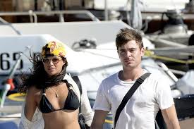 Es la pregunta que se han hecho usuarios de las redes sociales por una fotografía en la que aparece completamente distinto. One Lover S Journey From Cara Delevingne To Zac Efron