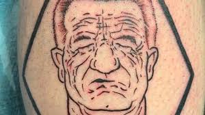 Léo mattéï, brigade des mineurs. Appreciant Son Cote Humain Un Homme Se Fait Tatouer Le Visage De Jean Lassalle Sur Le Mollet