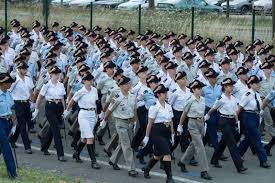 La france est le seul pays en europe qui maintient un tel défilé militaire qui, par ailleurs, constitue un les soussignés demandent au président de la république de supprimer le défilé militaire du 14 juillet et lui proposent de le remplacer par un rassemblement populaire citoyen pour la promotion. 14 Juillet 2018