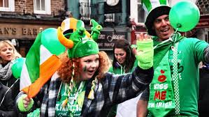Son muchas las lagunas y contradicciones que encontramos en la biografía del primer obispo católico de irlanda y quien pasaría a la historia como san patricio nació con el nombre de maewyn succat entre los años 387 y 389 en algún lugar próximo a la costa oeste. Dia De San Patricio Ecured