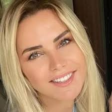 Hem ağabeyi, hem kardeşiyle… Ece Erken'in yıllar önce iş insanı Erdal  Acar'la yaşadığı aşkın, Acar'ın evliliğini bitirdiği öne sürüldü. İddialara  göre bu ilişkinin bitmesinin ardından Erken'in bu kez Erdinç Acar'la  yakınlaştığı konuşulmaya