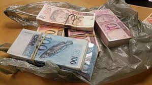 The average lifetime of paper currency ranges from 4.5 years for $10 bills to 15 years for $100 bills, according to the federal reserve. Counterfeit Wikipedia