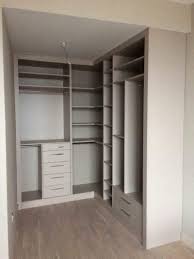 Kanat şeklinde açılan kapakların kullanıldığı gardırop modellerinin bulunduğu alanda kapakların açılabilmesi için gerekli boşluk sağlanmalıdır. Giyinme Odasi Dekorasyon Dolap Modelleri L Tipi Kose Gardrop Mobilya Dekorasyon Ankara