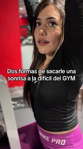 Dos formas de sacarle una sonrisa a la dificil del GYM 💪🏻🔥 Ahi mes dejo  esos tips 🫡 #humorfitness #humorenpareja #parejashumor #parati #fypシ  #gymcrush @🌻loreevelandiia💎✨
