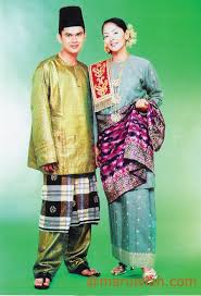 Berbanding baju kurung biasa, potongan dan rekaan baju kurung pahang tradisional berbeza dengan kaedah pesak gantung dan tidak berkekek. Pakaian Tradisional Maruwiah Ahmat
