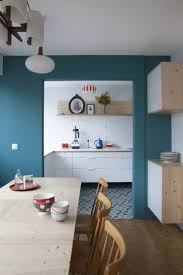 Optez pour des tons de bleu foncé, doré et noir ainsi qu'un joli papier peint stylisé. La Couleur De L Annee Bleu Paon Ou Bleu Canard Turbulences Deco