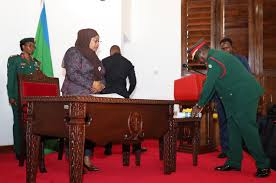 Matrimonio18 anni / centrotavola personalizzato co. Samia Suluhu Hassan Husband Meet Samia Suluhu Hassan Tanzania S First Ever Female Critics Have Accused Him Of Cracking Down On Zubir Hutagalung