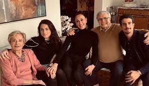 No entanto, para a tristeza desses caras, priscila já está muito bem casada desde 2019, quando celebrou na grécia seu matrimônio … Juntos Ha 57 Anos Tarcisio Meira E Gloria Menezes Encantam Web Em Momento Raro Esse Casal E Dez F5 Noticia