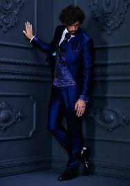 Il raso blu spezza la monocromia del bianco. Abito Da Sposo Blu I Modelli Piu Belli Per Gli Sposi 2020