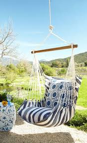 Handcrafted Indoor Outdoor Swinging Chair With Pillows Iluminacion De Fachada Jardines Decoracion De Unas