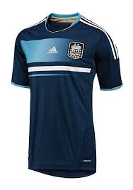 Conoce cuándo y a qué hora será el partido entre la albiceleste y la albirroja en la competición sudamericana. Argentina 2011 Auswarts Trikot