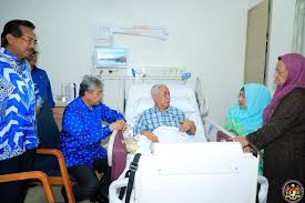 Maybe you would like to learn more about one of these? Zahid Hamidi Menziarahi Tun Sakaran Dandai Bekas Ketua Facebook