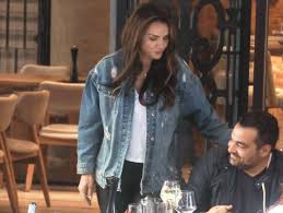 Σε μια από τις σπάνιες δημόσιες εμφανίσεις τους, συναντήσαμε την ελένη τσολάκη και το σύζυγό της παύλο πετρουλάκη. Apokleistiko Elenh Tsolakh Paylos Petroylakhs