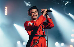See more of yungblud on facebook. Wallpaper Smile Costume Concert Microphone Guy Singer Yungblud British Singer Images For Desktop Section Muzyka Download