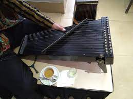 Biasanya terdapat dalam gabungan alat music tradisional gamelan jawa. Siter Kecapinya Orang Jawa Tengah Kompasiana Com