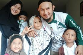 Nafkah anak antara januari 2003 hingga jun 2015 pada waktu itu tuntutan daripada bekas isteri merujuk kepada kemampuan bekas suami. Ibu Mertua Kesal Anak Dicerai Imam Muda Syed Faris Selepas Nikah Wanita Lain Alasan Dia Kahwin Lain Sebab Nak Bantu Kewangan Keluarga Hiburan Mstar