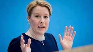 Franziska giffey und ihre doktorarbeit: Plagiatsvorwurfe Neuer Prufbericht Zur Doktorarbeit Von Giffey Fertig Giffey Kann Stellung Nehmen Rbb24