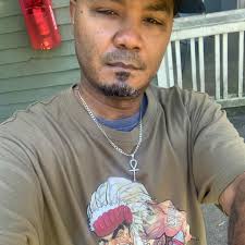 Errick Davis is with Tiffany Ann and Sharonda Davis at Maui, Hawai'i.