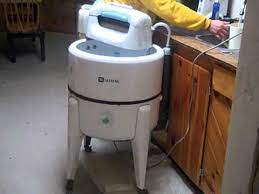 My maternal grandma hattie used one of these until well into the 1980s, sans clothes drier (she had clotheslines inside and outdoors, depending on the weather in glenham, sd on wash day). Old Maytag Ringer Washing Machine 1940 Youtube