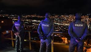 Se denomina toque de queda a la medida que establece un gobierno en situaciones excepcionales para limitar la libre circulación por las calles y la muchas veces el toque de queda se establece en horario nocturno, cuando la vigilancia de las calles resulta más complicada. Noticias De Antioquia En Medellin Habra Toque De Queda El 24 Y 31 De Diciembre Medellin Caracol Radio