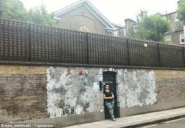 Si chiama freddie mercury close e si trova nel quartiere di feltham, un sobborgo ad ovest di londra, la nuova strada dedicata all'indimenticato cantante dei la casa della famiglia di freddie si trovava a poca distanza da qui, al numero civico 22 di gladstone avenue, luogo in cui è stata posta (nel 2016). Freddie Mercury Shrine At His 20m Mansion Taken Down Daily Mail Online