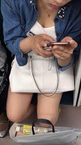 電車胸チラ盗撮エロ画像】2019年も夏間近！気温も上がり露出度高い女子が増えるこの時期に一番見たい光景がコレｗｗ | エロ画像ミルナビ |  profdemontagstroy.ru