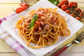 Se volete provare un gustoso piatto potete provare la ricetta che vi proponiamo; Pasta All Amatriciana Con Pancetta Ricetta Facile E Veloce Buttalapasta
