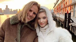 Un paso atrás puede ser más duro que lo vivido Elsa Hosk Gives Birth Model Welcomes 1st Child With Tom Daly