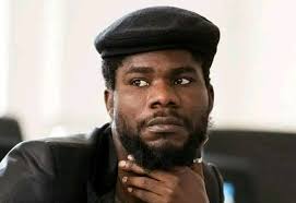 Pilato stops singing suddenly, fans react