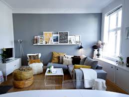 Sehingga, kamu bisa memilih sofa yang tidak memiliki sandaran, namun tetap terlihat elegan. Hiasan Ruang Tamu Kecil 6 Tips Mudah Perlu Anda Buat