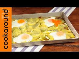 Oltre alle ricette più classiche come le patate al forno, si possono preparare tantissime ricette sfiziose!provate a grattugiare le patate e utilizzatele come base per una squisitissima crostata di patate, da arricchire con prosciutto e formaggio! Patate E Uova Al Forno Ricetta Facile E Veloce Youtube