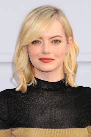 Emma Stone Long Bob Frisur Blonde Haare Mit Seitlichem Pony Roter Lippenstift Und Porzellanteint Haarschnitt Schulterlange Haare Rundes Gesicht Bob Frisur