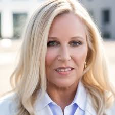 Sharon Dacey's Instagram, Twitter & Facebook